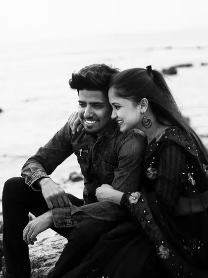 A candid, happy moment between a couple on the beach. I focus on capturing genuine smiles and interactions, making the photos feel natural and full of life.
