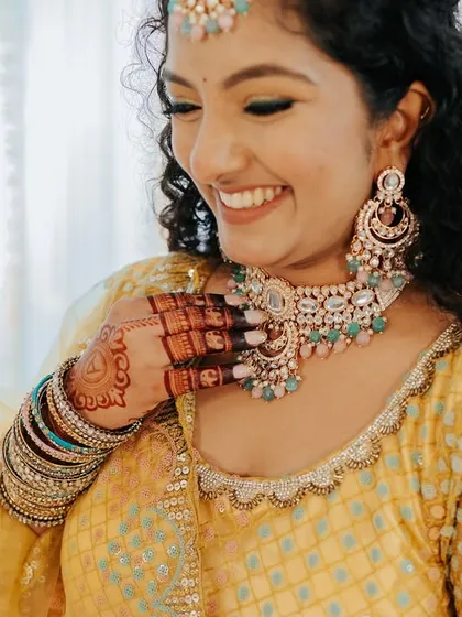 It brings me so much joy to see my clients shine. Here is a happy client showing off her engagement mehendi, a beautiful reminder that henna is a part of the happiest moments and celebrations.