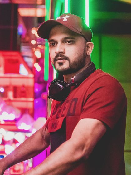 Shine HVK - Club & Festival DJ Behind the Decks photo 4