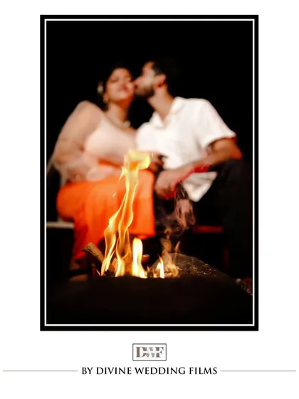 Some of the most magical moments happen in the quiet of the evening. A simple bonfire setup creates an incredibly intimate and warm atmosphere, allowing me to capture the deep connection between two people.