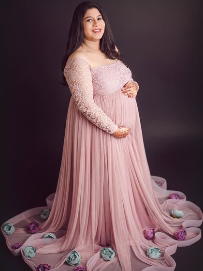 A close-up look at the beautiful henna on her hands as she cradles her baby bump. The details make this portrait even more special.