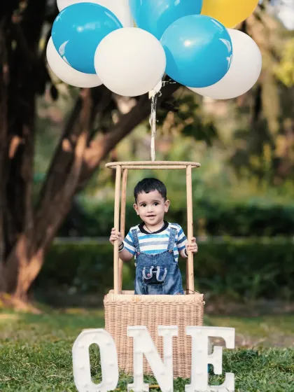 Another take on the popular hot-air balloon theme, this time with blue and yellow balloons for a different color palette in a lovely park setting.