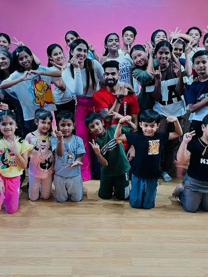 Another great group shot showing the large turnout for our dance workshop. The community of young dancers is growing!