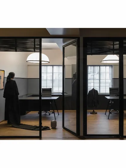 The design of the 'Shadows' office uses clean horizontal and vertical lines, reminiscent of the legal profession. The glass partitions and dark frames create a look that is both transparent and structured.