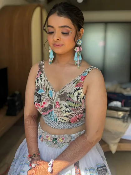 I love a dreamy daytime look! For this engagement, I created a soft, luminous base and added a touch of sparkle and graphic liner on the eyes to complement the pastel floral lehenga. It’s fresh, modern, and absolutely radiant.