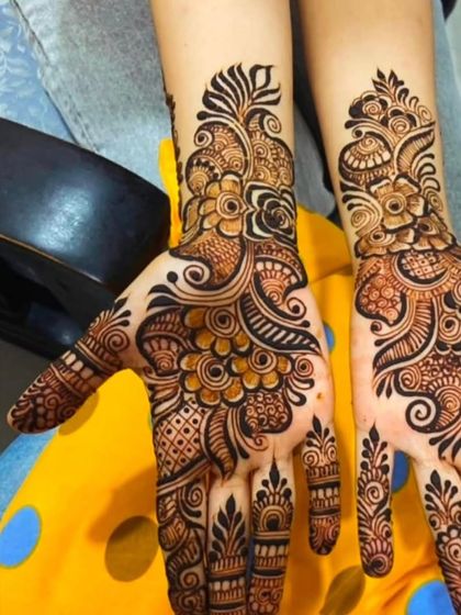 A full-hand Arabic design with a mix of floral and paisley motifs. The shading technique used here gives the flowers a three-dimensional look.