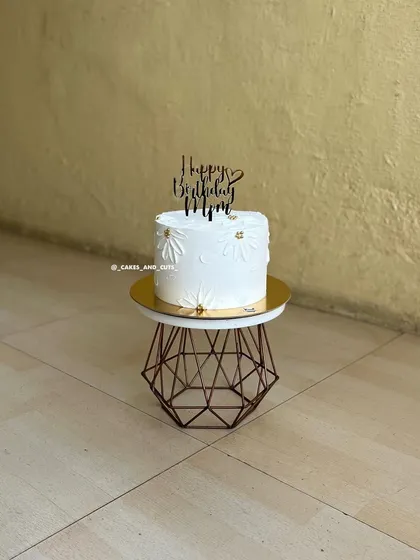 A full view of the elegant daisy cake, a perfect way to show your mom some love on her birthday.