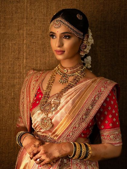A stunning portrait of a bride looking like royalty. Her simple hand mehendi adds a touch of understated elegance.