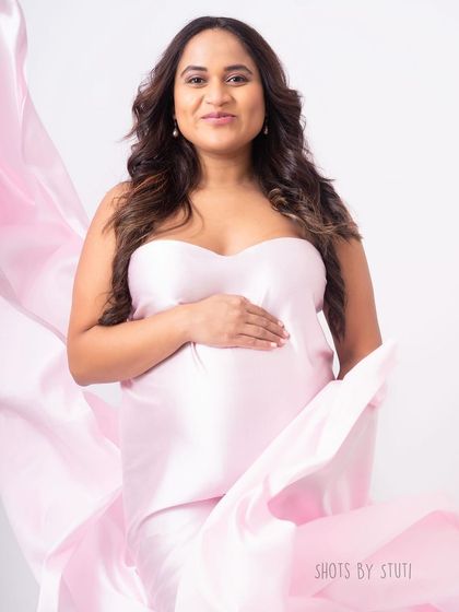 Feeling pretty in pink. This flowing satin drape creates a soft, ethereal effect that is both artistic and flattering. It’s a wonderful way to add a touch of color and movement to your maternity portraits.