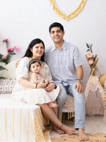 A family portrait in our bright and airy boho setup. The light-colored decor and natural elements create a fresh and timeless look.