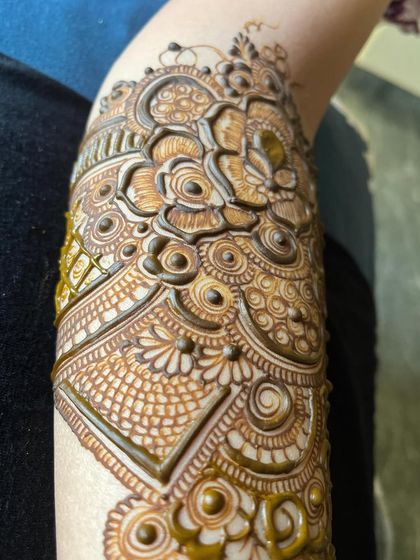 A close-up of the details in this heavy design.