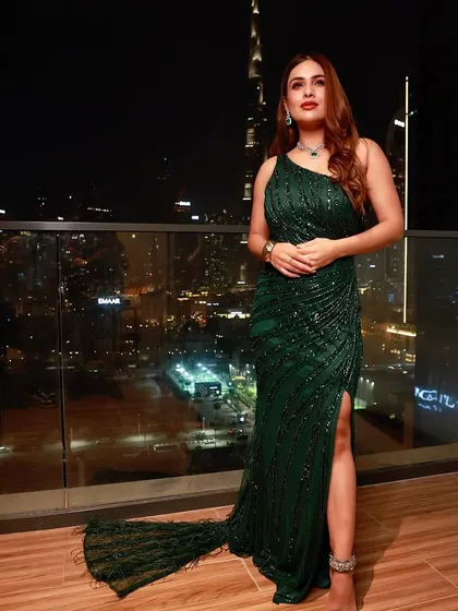 A slightly different angle of the same glamorous look. The way the light hits the sequins is just magical.