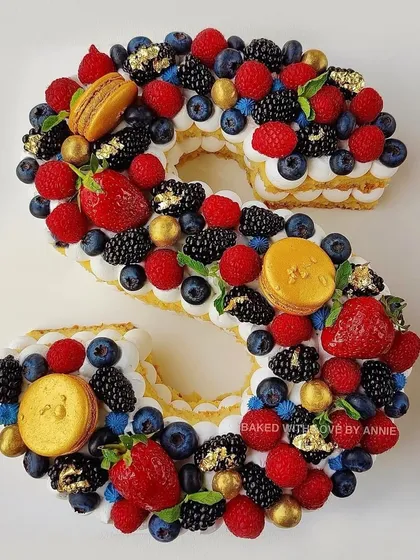 My monogram cakes are guaranteed hits, especially when they're covered in fresh berries like this 'S' cake.