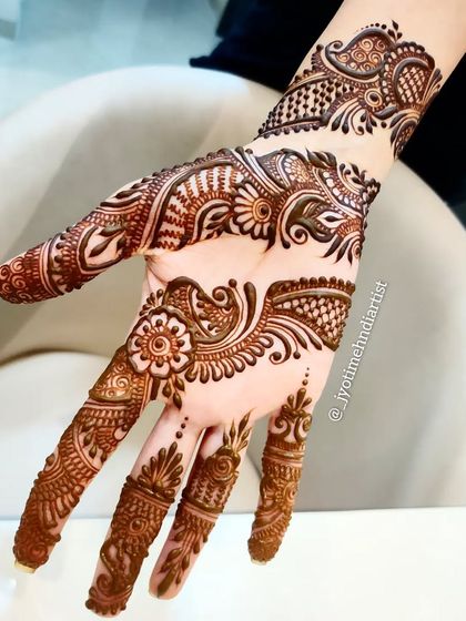 An elegant Arabic vine design that gracefully adorns the hand and wrist. This style is perfect for parties and festive occasions.