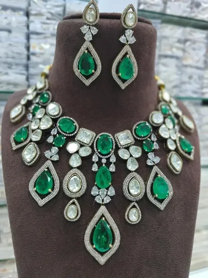 An emerald green version of the statement necklace. This classic color is a versatile rental option for many different occasions.