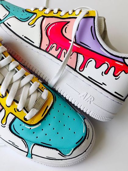 A close-up on the dripping swoosh. The details in the shadows and highlights make the drip effect look more realistic and three-dimensional.