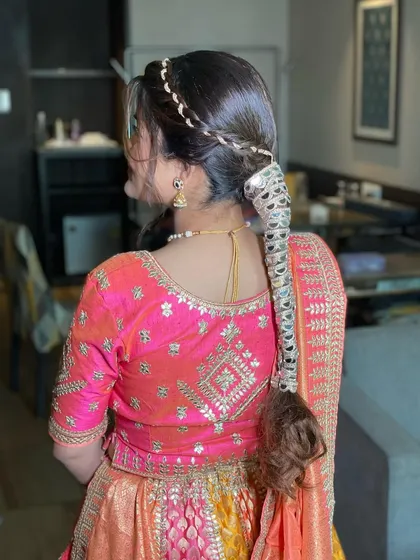 A unique Gotapatti braid for this bride's mehendi. This traditional accessory adds a beautiful, intricate detail to the hairstyle, perfect for a festive look.