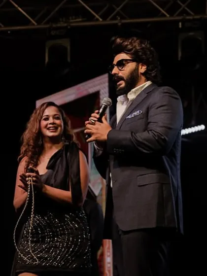 Candid moments like these with celebrity guests help create a relaxed and enjoyable atmosphere for the event.