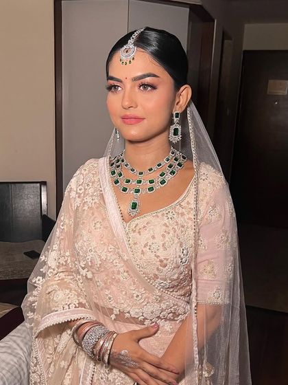 A close-up of this beautiful pastel look, perfect for an engagement or day wedding.