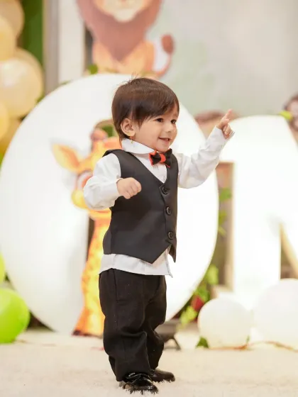 The pure joy of a birthday party! I focus on capturing candid moments like this, allowing you and your family to enjoy the celebration while I preserve the memories of your child's happiness and energy.