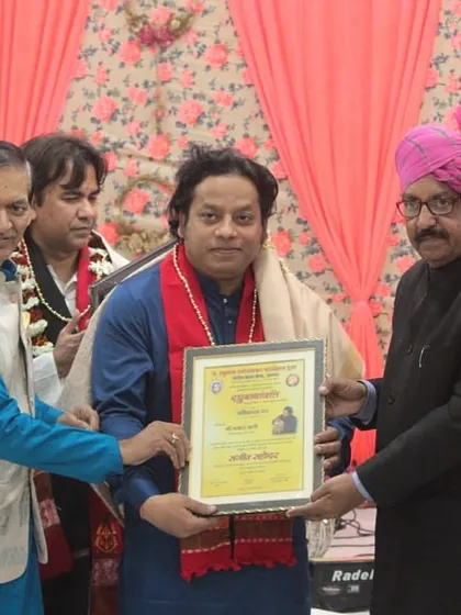 An artist receiving his certificate of appreciation at the 'Raghunathanjali' event.