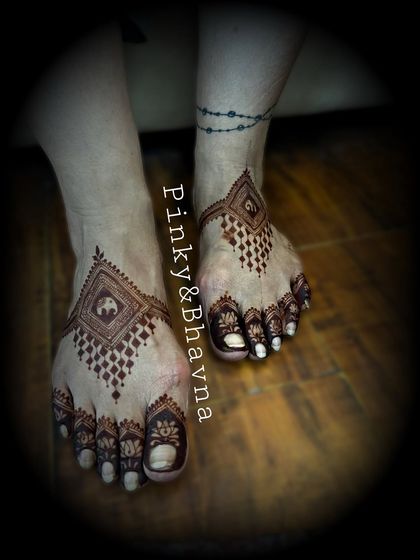 Even simple designs look stunning with a great stain. This minimalist foot mehndi shows a beautiful, dark color.