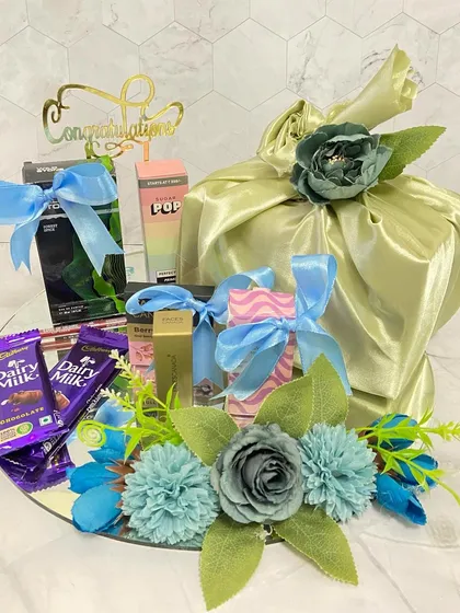 Elegance is in the details. Our mirror base hampers add a touch of glamour to any celebration, beautifully reflecting the curated gifts and floral arrangements, making your present truly stand out.