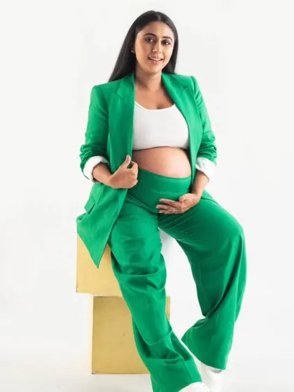Your maternity photos should reflect your unique personality. This modern, chic portrait with a bold green suit shows how we can create a powerful and stylish look that is both contemporary and timeless.