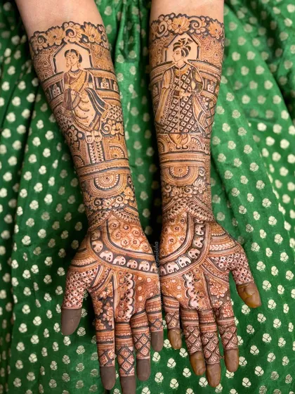 This design features classic Maharashtrian bride and groom portraits. The intricate details in their traditional attire and the surrounding patterns celebrate the couple's cultural heritage.