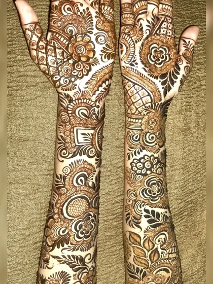 The back of the hands is just as important as the front. This design features a continuous pattern that flows from the palm to the back, ensuring your hands look beautiful from every angle.