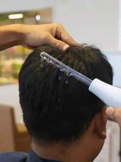 Another view of the high-frequency scalp treatment. The gentle electrical current helps to purify the scalp, making it an excellent choice for anyone dealing with persistent dandruff or oiliness.