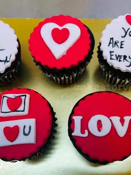 A selection of my custom Valentine's Day cupcakes. These are perfect for gifting, with messages like 'I Love You' and 'You Are My Everything'.