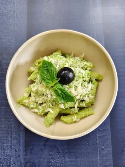 Who knew pasta could wear green so well? Creamy avocado hugs every penne, turning a simple dish into a silky, fresh, and oh-so-satisfying bite.