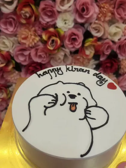 A close-up of a popular Korean-style bento cake. The hand-piped bear design is simple, modern, and full of character. These cakes are perfect for celebrating small wins or sending a sweet message to a friend.