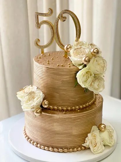 The same popular golden design, this time celebrating a fabulous 50th birthday. The sparkling number topper and fresh flowers add a touch of personalized elegance.