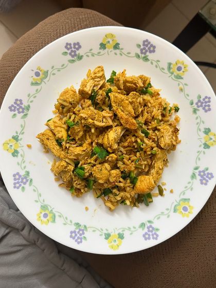 A quick and easy one-pot meal of chicken fried rice.