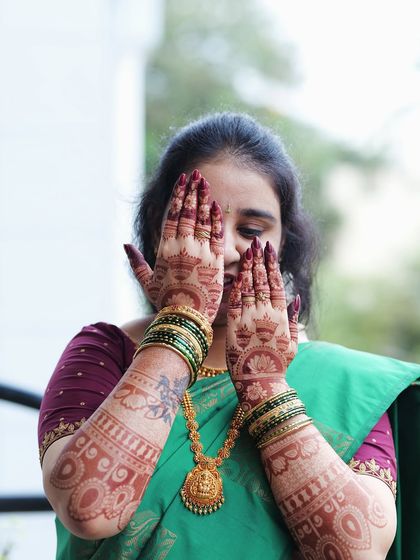 A playful "peek-a-boo" shot with the freshly stained hands. The orange color is vibrant and promises a beautiful final result.