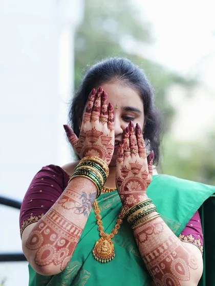 A playful "peek-a-boo" shot with the freshly stained hands. The orange color is vibrant and promises a beautiful final result.