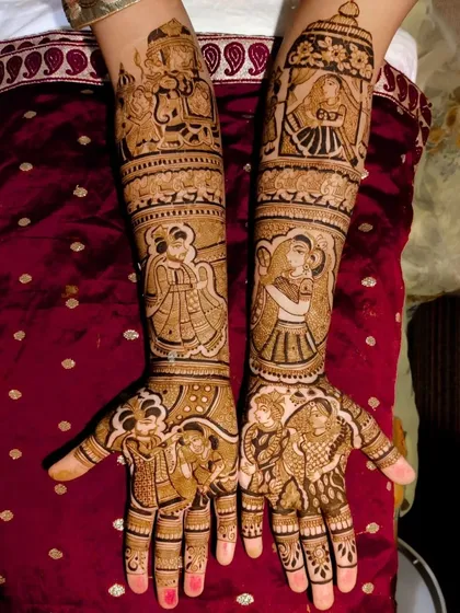 A classic bridal design with a doli scene, couple portraits, and traditional motifs, perfect for a timeless wedding look.