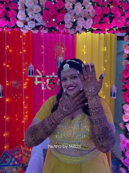 A joyful bride at her mehendi ceremony. Her hands are adorned with my full-coverage bridal design, ready for the wedding festivities.