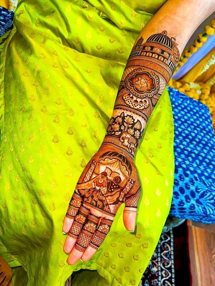 A single-arm view of the previous design, showing the intricate details.