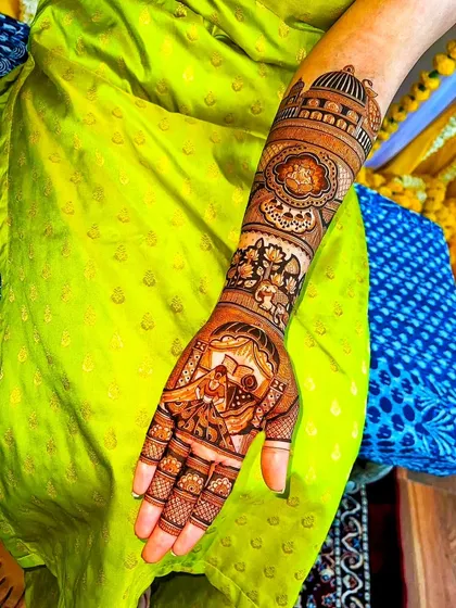 A single-arm view of the previous design, showing the intricate details.