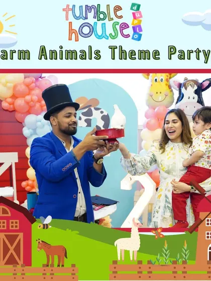 Entertainment is key! A magician captivates the children and parents during the Farm Animals party, adding a touch of wonder to the celebration.