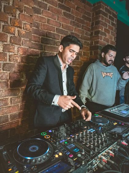 The Vibe: On The Decks & On The Floor photo 54