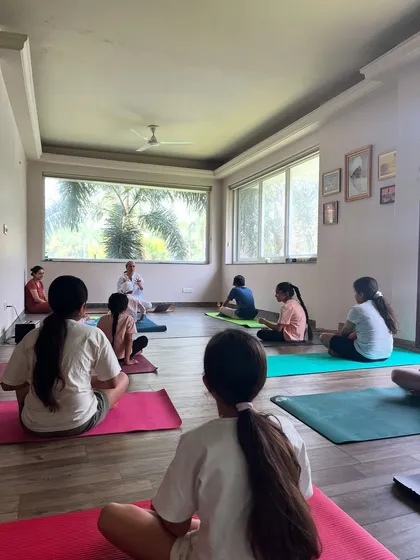 Here you can see a full class of children settled on their mats, ready for a session of mindfulness and storytelling. I create a calm group setting where kids feel comfortable and engaged, away from screens and daily pressures.