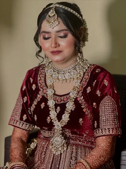 A full view of the jewellery and makeup. The layered necklaces and matha patti are the centerpieces, so the makeup is designed to be elegant and not overpowering.