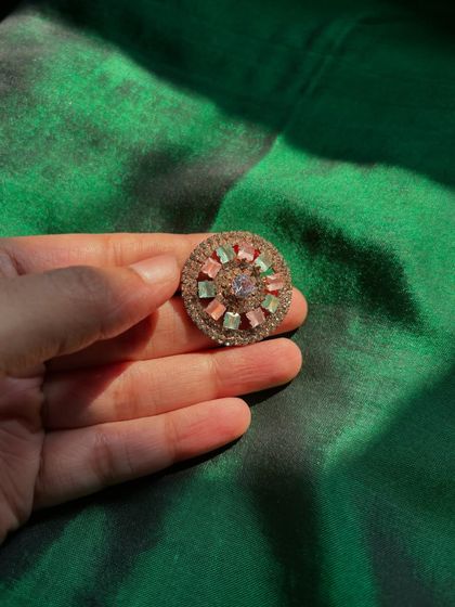 A modern and chic ring with pastel-coloured stones, perfect for pairing with contemporary outfits.