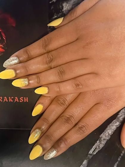 These gorgeous yellow nails are adding some sunshine to your feed today. The set is paired with a silver glitter accent nail.