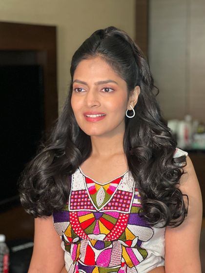 Another angle of the voluminous half-updo, a perfect party look.