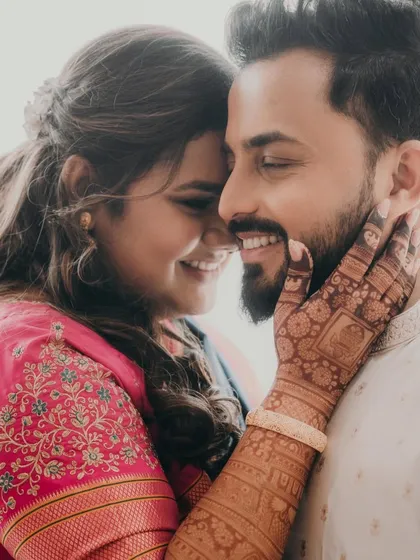 It's all about that rich, dark henna stain that looks absolutely stunning in photos. This beautiful moment between the couple shows how my organic henna paste develops into a deep, long-lasting color, perfect for your wedding album.